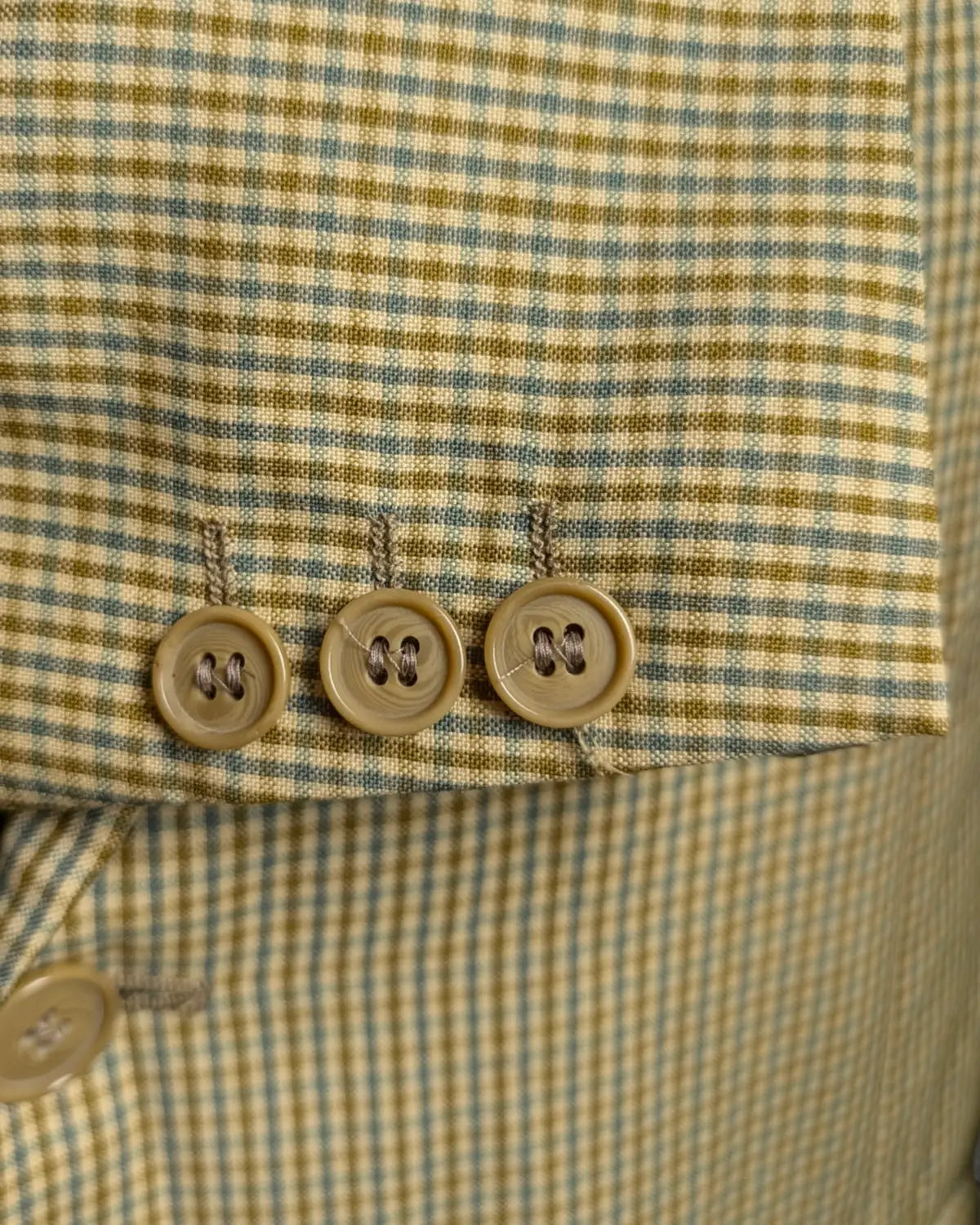 Ärmelknöpfe eines leichten Sommersakkos in Creme/Beige