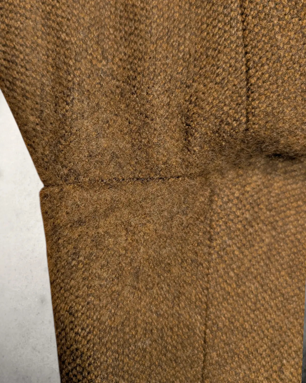 Leichter Abrieb im Achselbereich eines braunen Herrensakkos  von John Mac Kay aus reiner Wolle von Martin Sons & Co