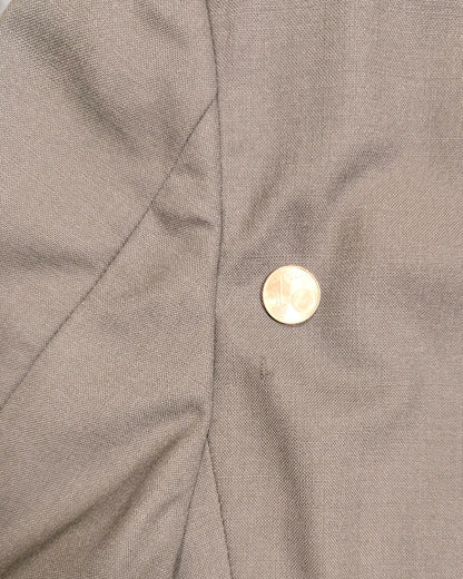 winziger Kratzer in einem Herrensakko