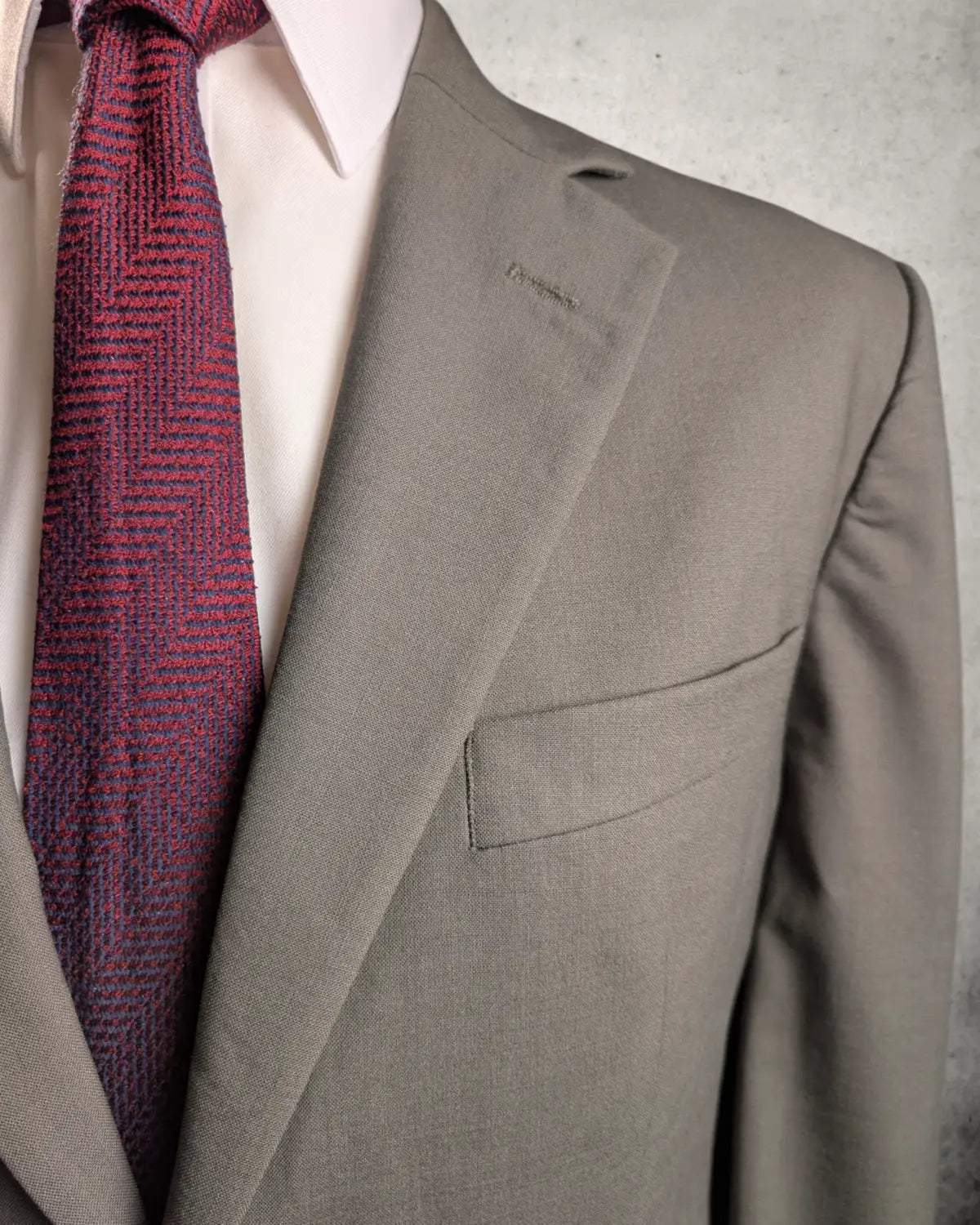 Revers eines Brooks Brothers Herrensakkos in Taupe