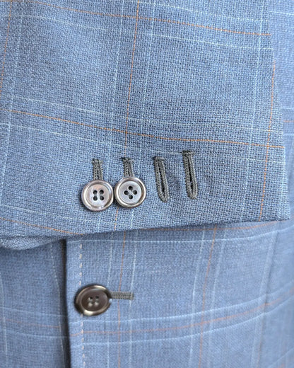 Echte Handwerkskunst: Funktionale Ärmelknopflöcher (Cuff Holes) – das unverkennbare Merkmal einer hochwertigen Maßanfertigung.