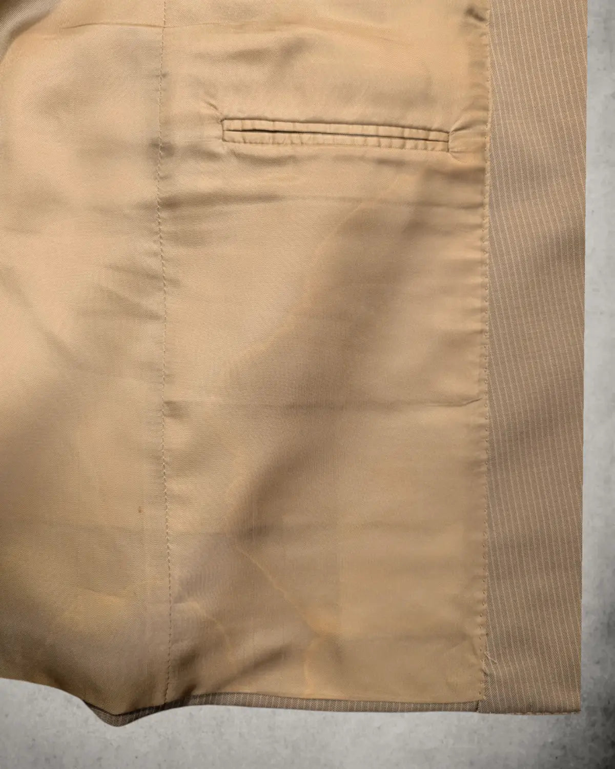 Schweißflecken im Innenstoff eines Ermenegildo Zegna Herrensakkos in Beige