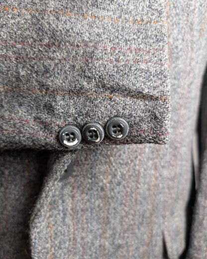Ärmelknöpfe eines Herrensakkos aus Harris Tweed
