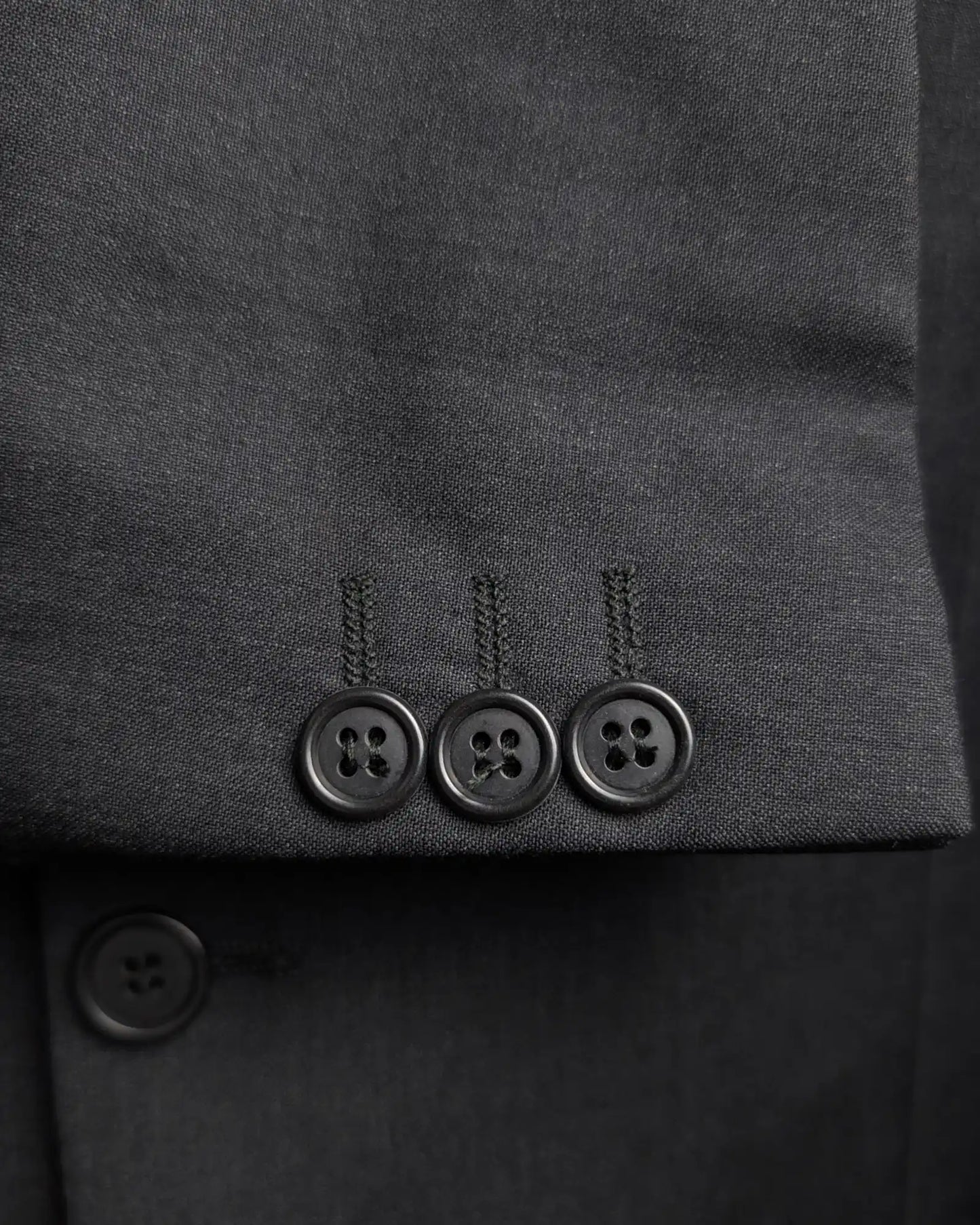 Ärmelknöpfe eines schwarzen Herrensakkos von Zegna