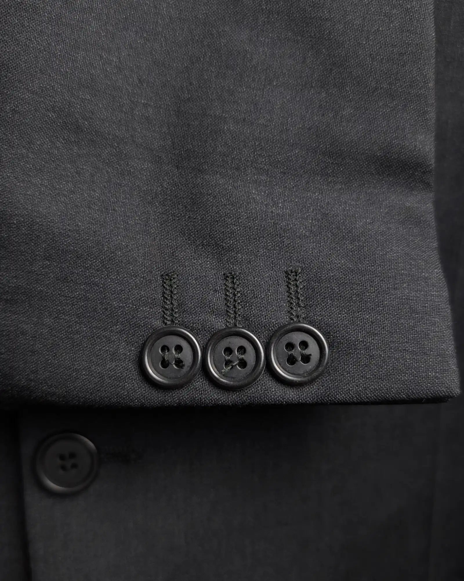 Ärmelknöpfe eines schwarzen Herrensakkos von Zegna