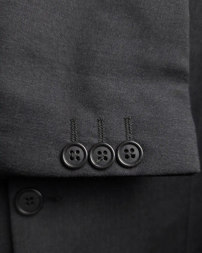 Ärmelknöpfe eines schwarzen Herrensakkos von Zegna