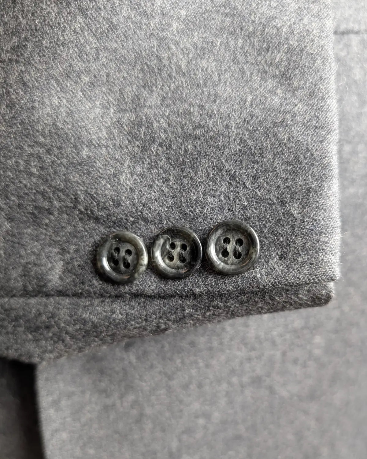 Ärmelknöpfe an einem Merino Sakko