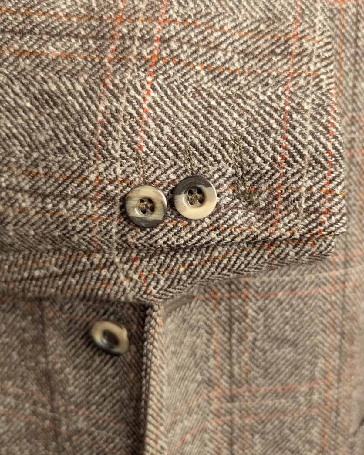 fehlender Ärmelknopf an einem Lebole Herrensakko mit Herringbone muster