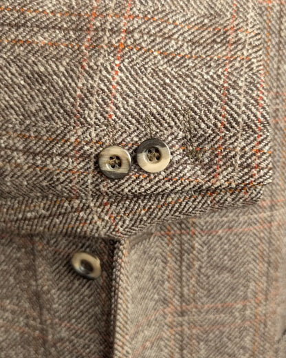 fehlender Ärmelknopf an einem Lebole Herrensakko mit Herringbone muster