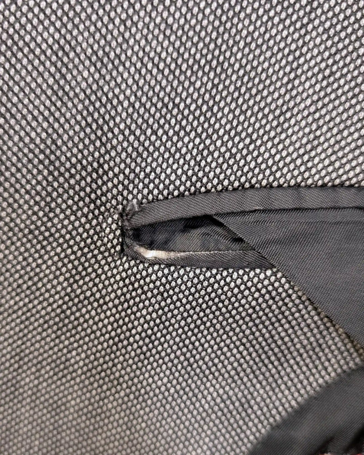 kleiner Abrieb in der Innentasche eines Herrensakkos