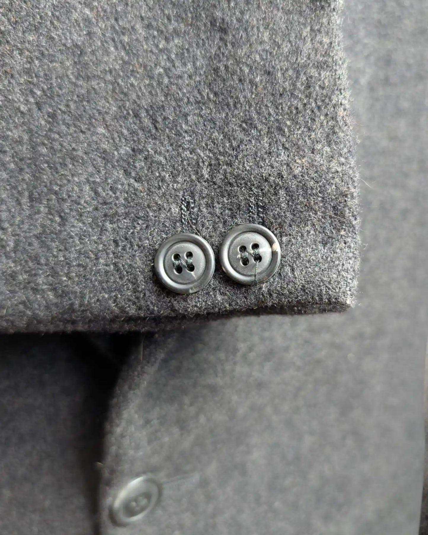 Ärmelknöpfe eines schwarzen Wollsakko für Herren
