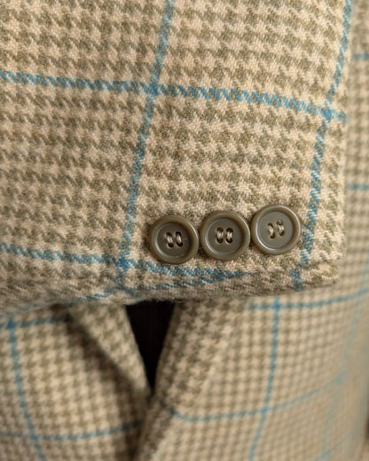 Knopfleiste eines Herrensakkos von Tailor aus reiner Wolle von Lanificio Fedora.