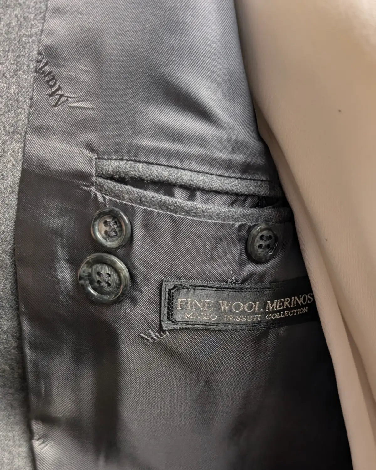 Mario Dessuti Etikett in einem Herrensakko
