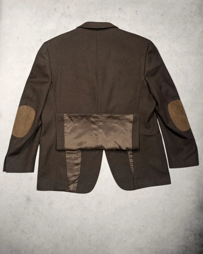 Seitenschlitz eines braunen Herrensakkos von Pacaldi&B aus Merinowolle