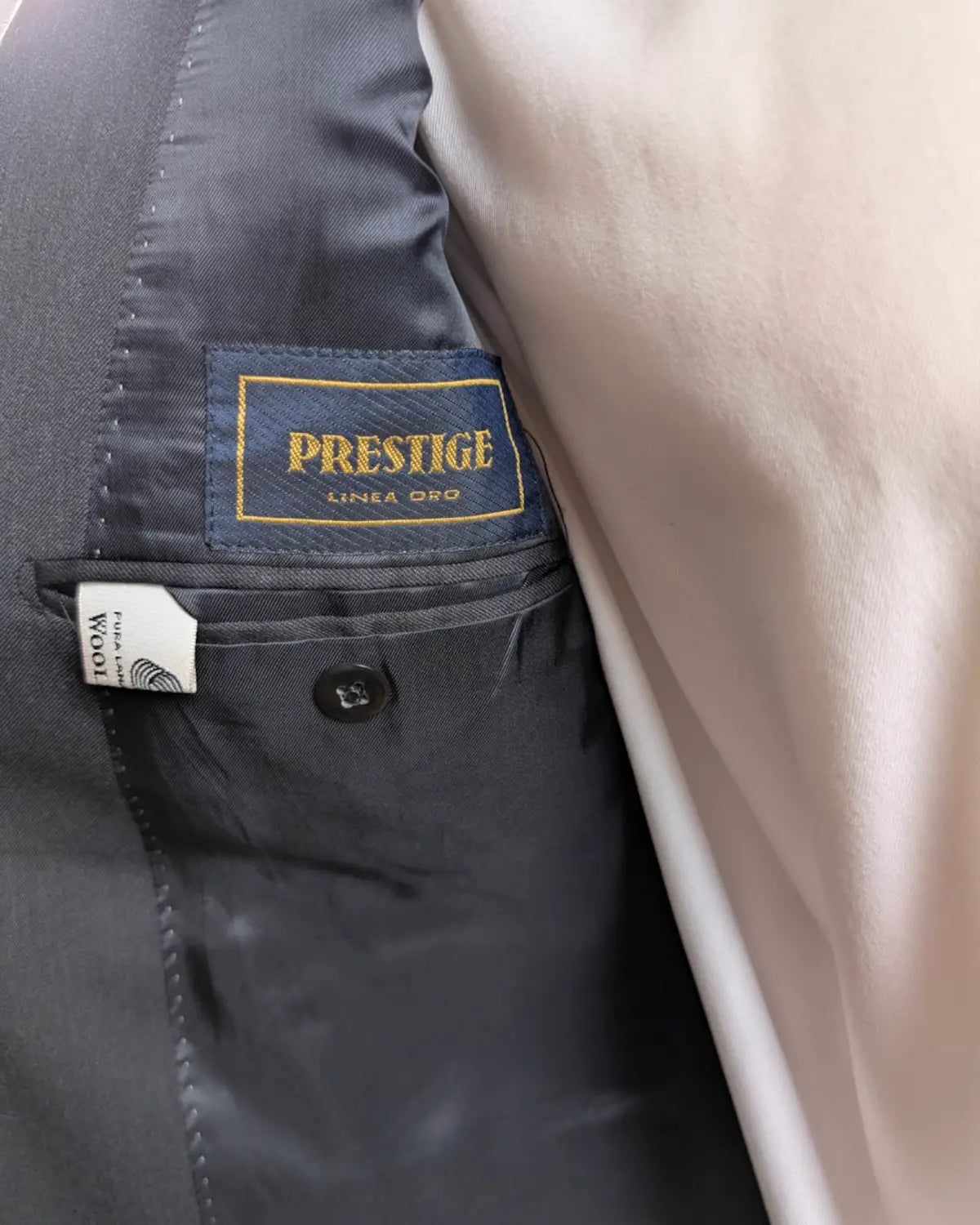 Innenansicht eines Herrensakkos von Prestige Linea Oro mit Etikett