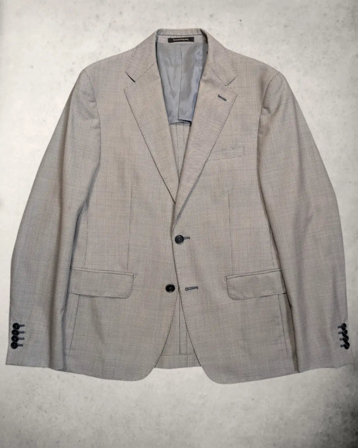 Frontalansicht eines Facis Sommersakkos aus Vitale Barberis Canonico Wolle
