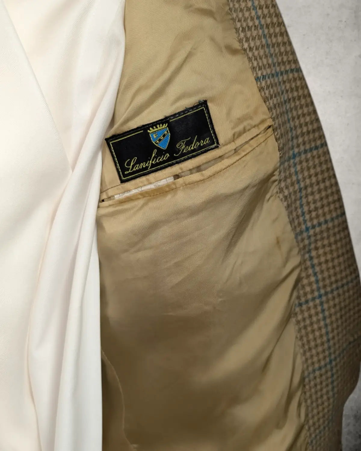 Etikett von Lanificio Fedora in einem Herrensakko von Tailor aus warmen Erdtönen und Windowpane Muster