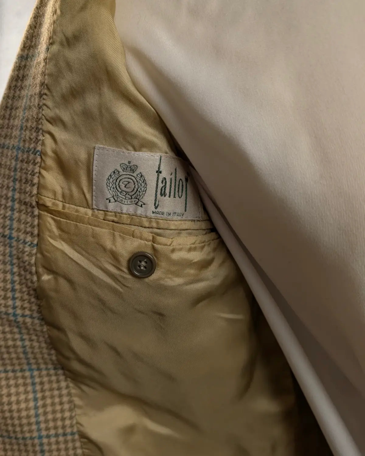 Etikett von Tailor in einem Herrensakko in warmen Ertönen und Windowpane Muster