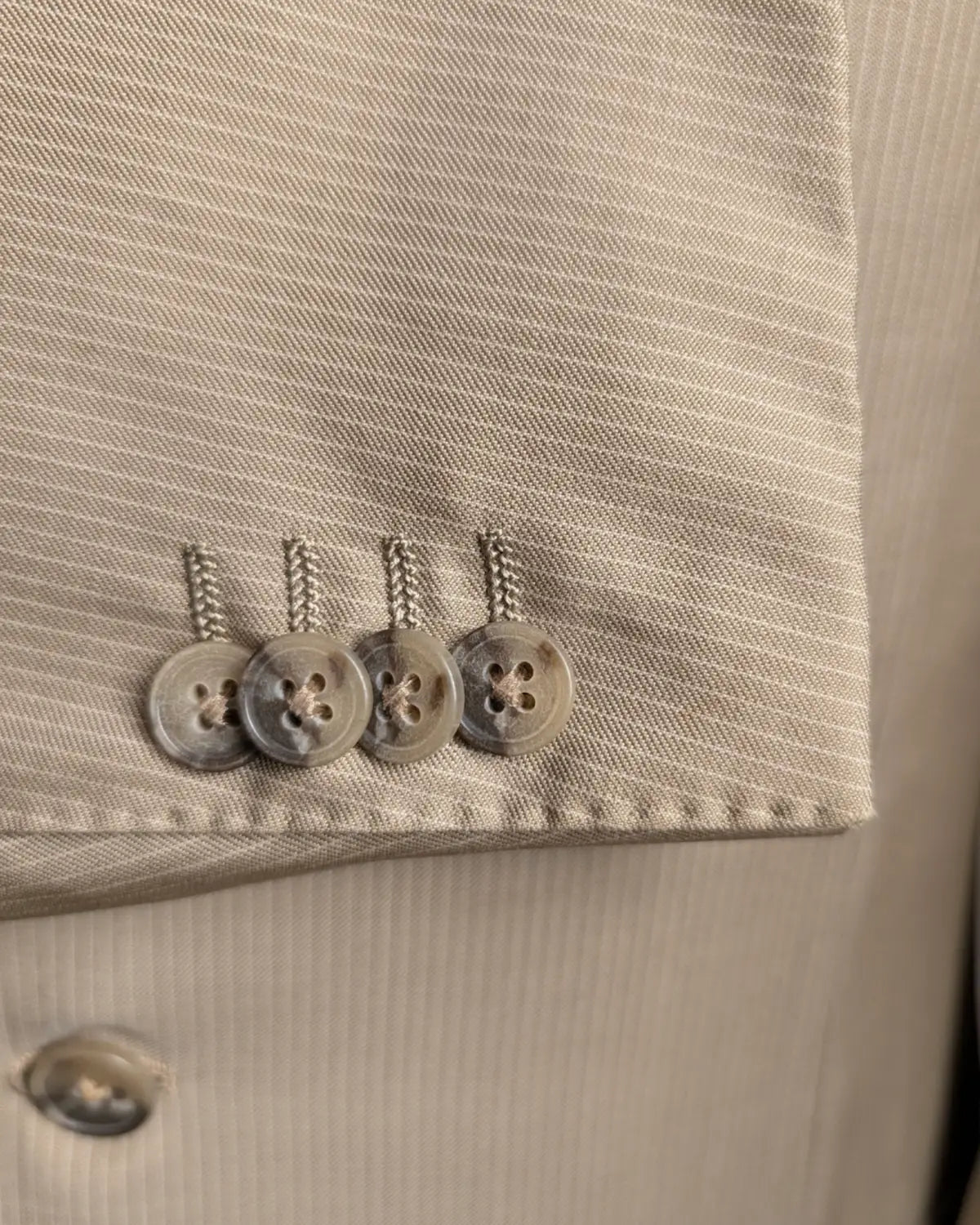 Kissing Buttons eines beigefarbenem Herrensakkos von Ermenegildo Zegna