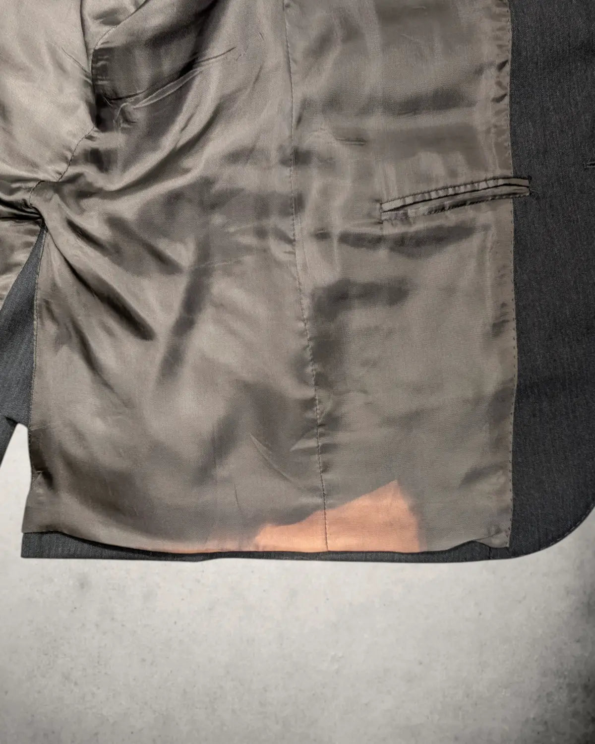 Verfärbung im Innentuch eines Herrensakkos