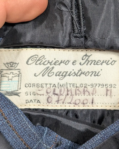 Originales Schneider-Etikett der Sartoria Magistroni mit handschriftlicher Datierung auf Juli 2001.