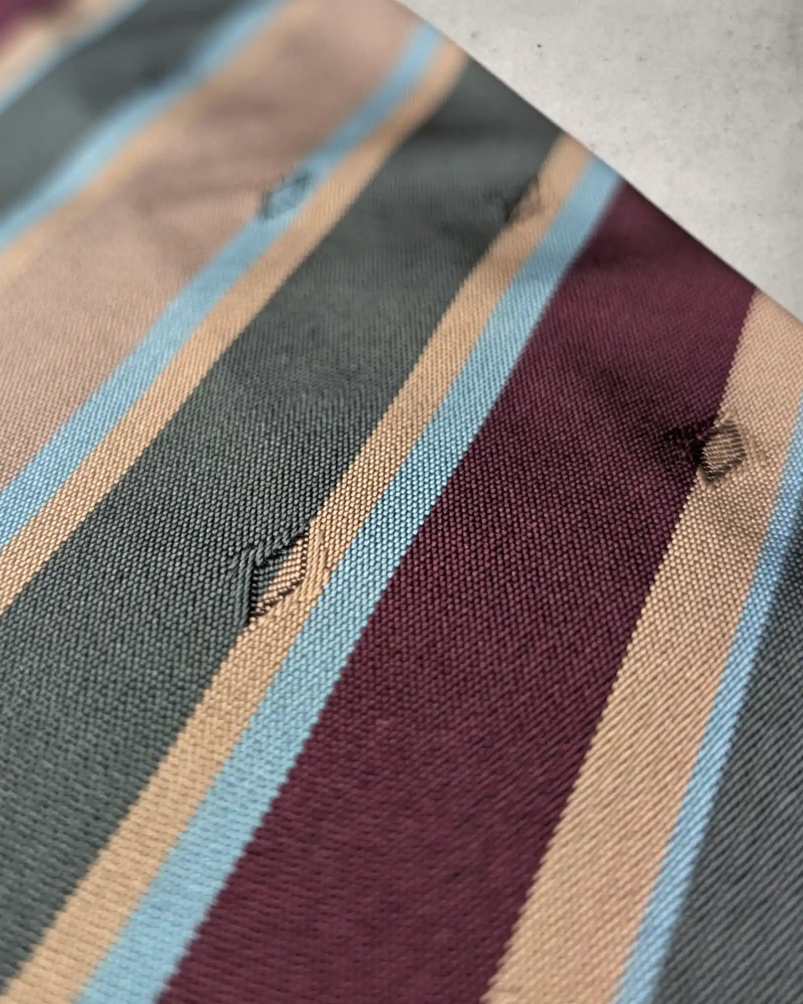 Bunte Herrenkrawatte aus Seide in der Nahaufnahme