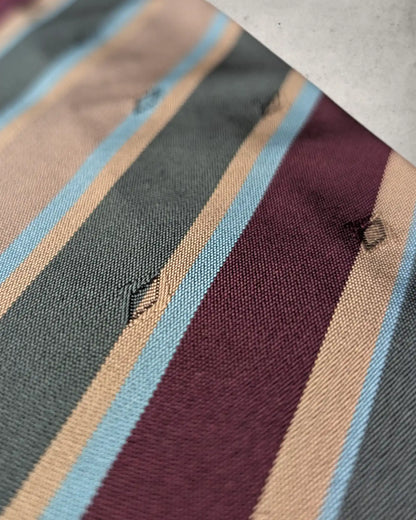 Bunte Herrenkrawatte aus Seide in der Nahaufnahme