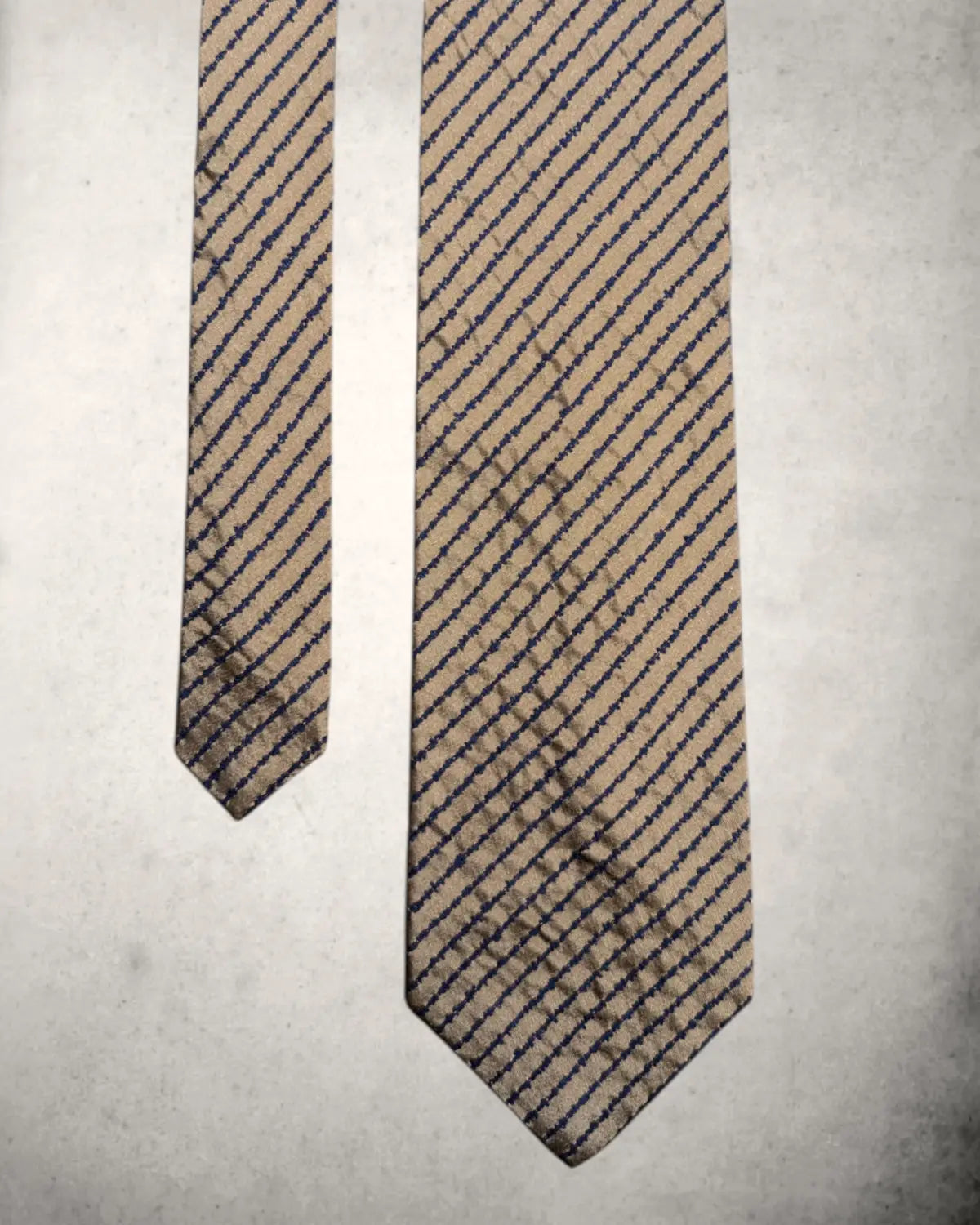 Handgefertigte Antonio Miró Seidenkrawatte mit blau-beigem Strukturmuster.