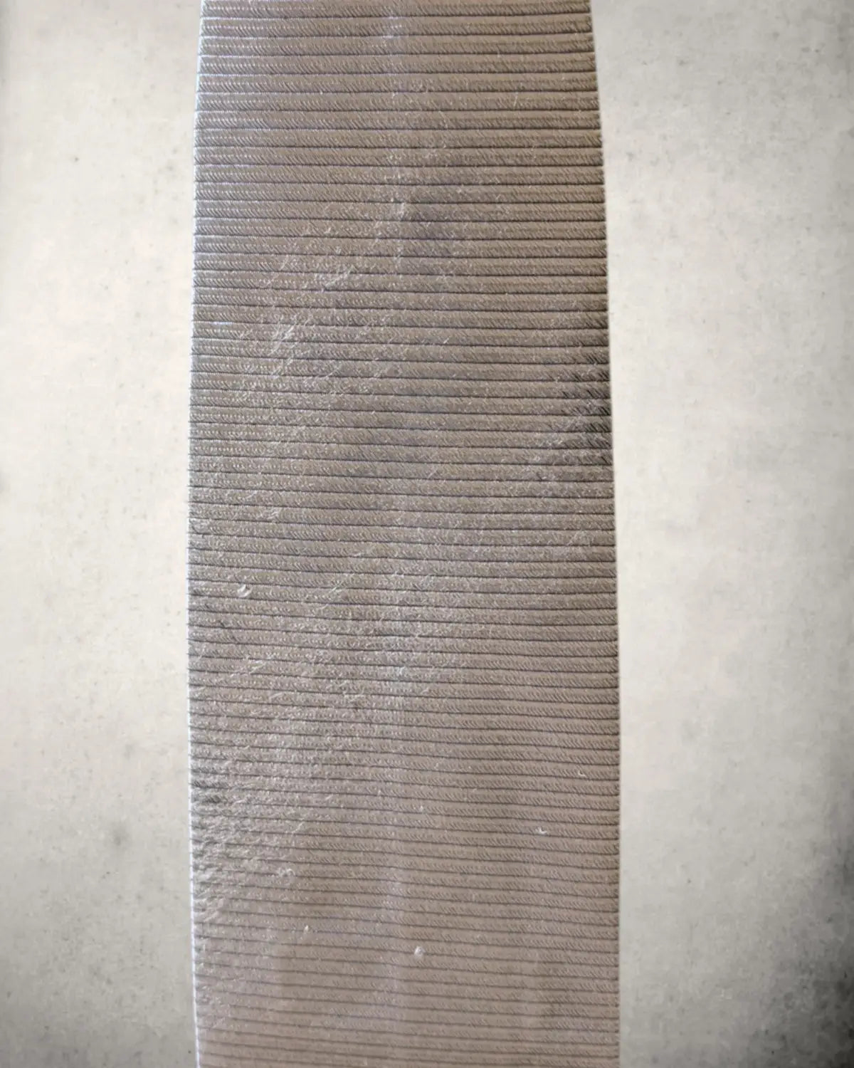 Armani Seidenkrawatte mit Gebrauchsspuren im Detail