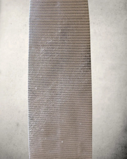 Armani Seidenkrawatte mit Gebrauchsspuren im Detail