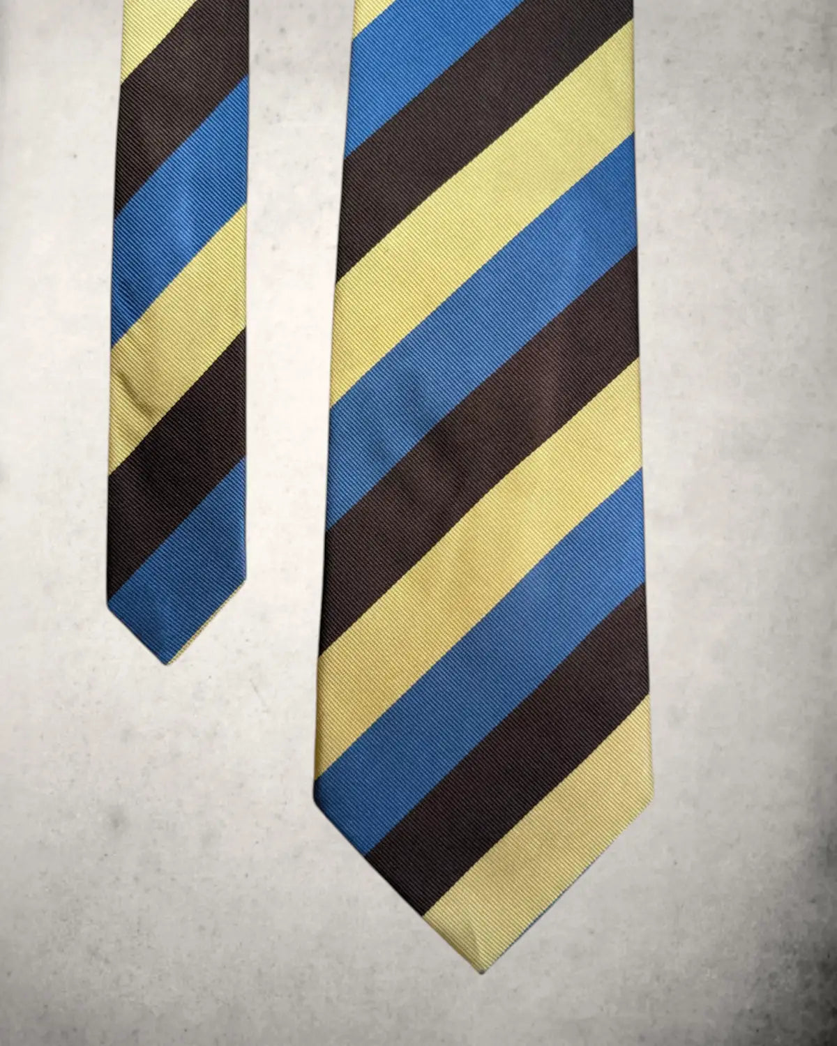 Handmade Seidenkrawatte mit Clubstreifen von Holliday and Brown