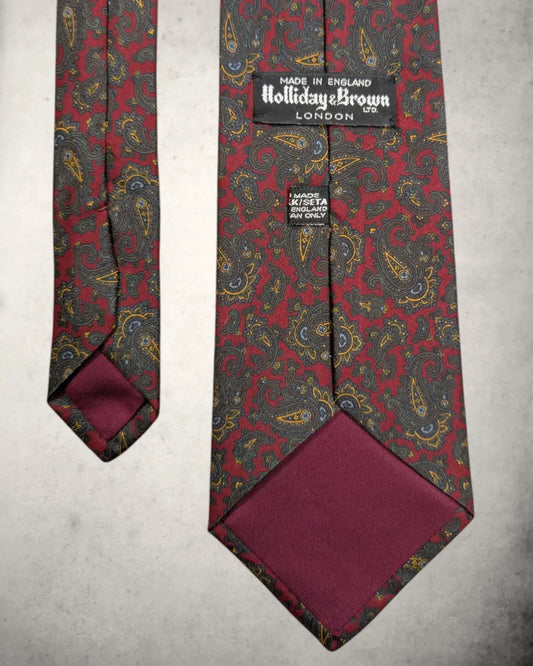 Rückansicht einer Holliday and Brown Seidenkrawatte in rotem Paisley Design. Handmade
