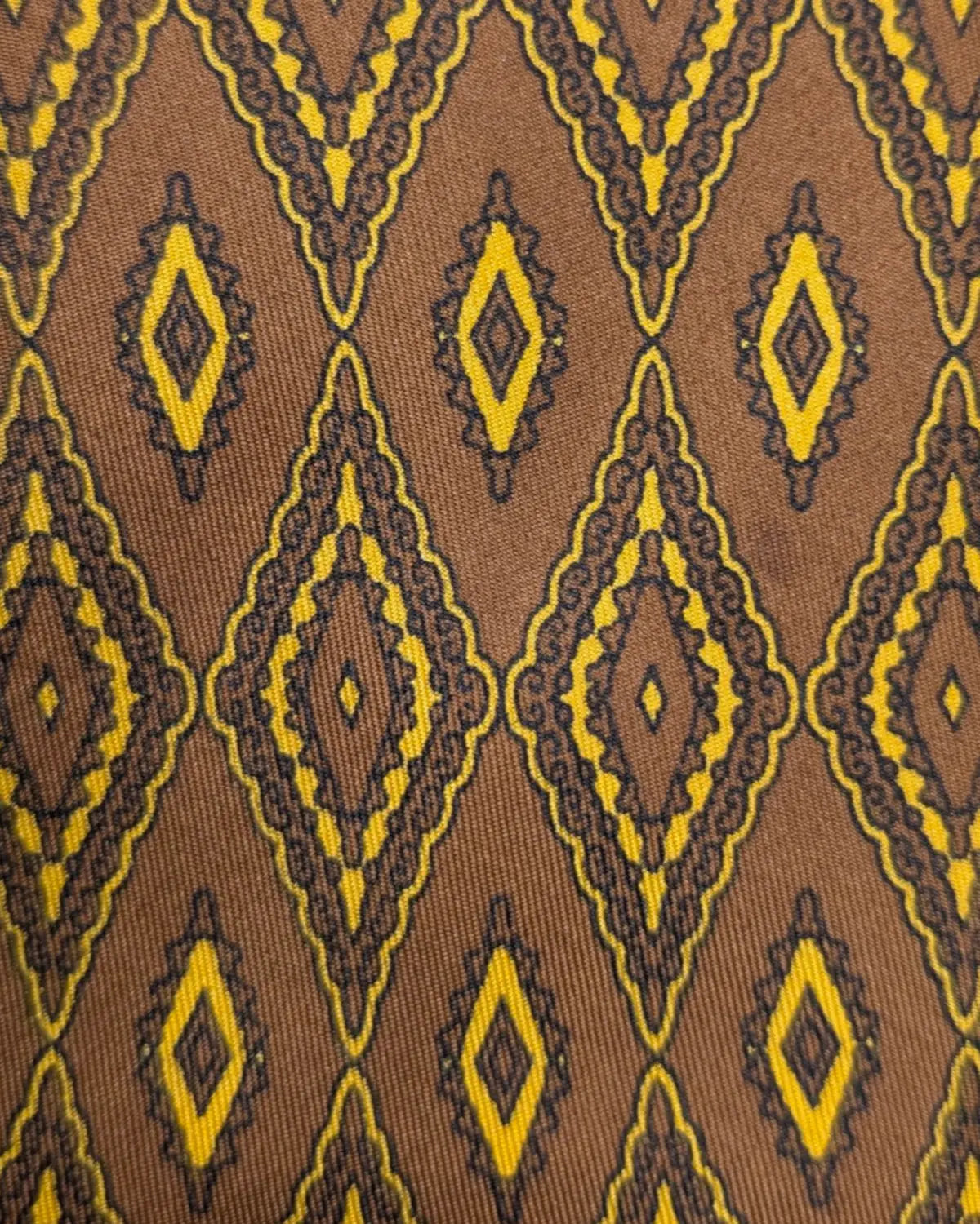 Nahaufnahme eines Rautenmusters einer Seidenkrawatte made in Italy