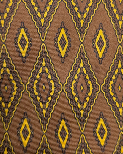 Nahaufnahme eines Rautenmusters einer Seidenkrawatte made in Italy