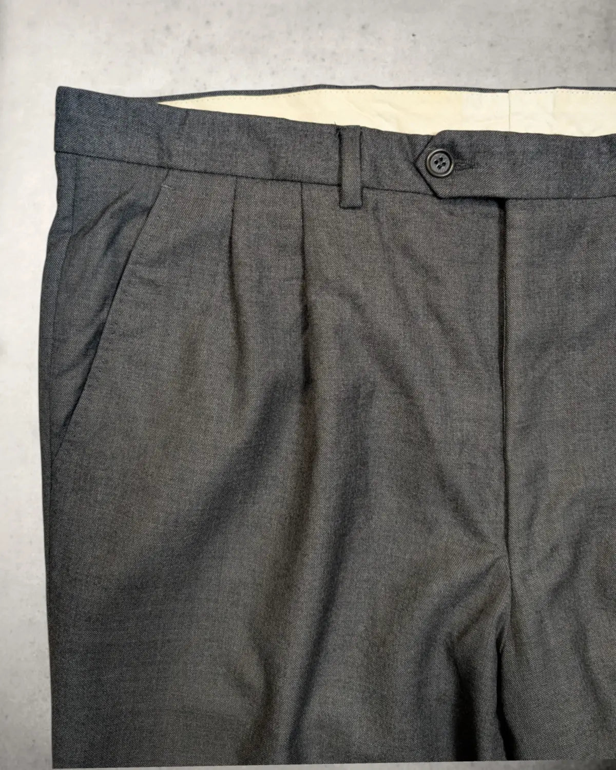 Detailansicht eines Stoffhose von Raffaele Caruso aus reiner Wolle von Loro Piana