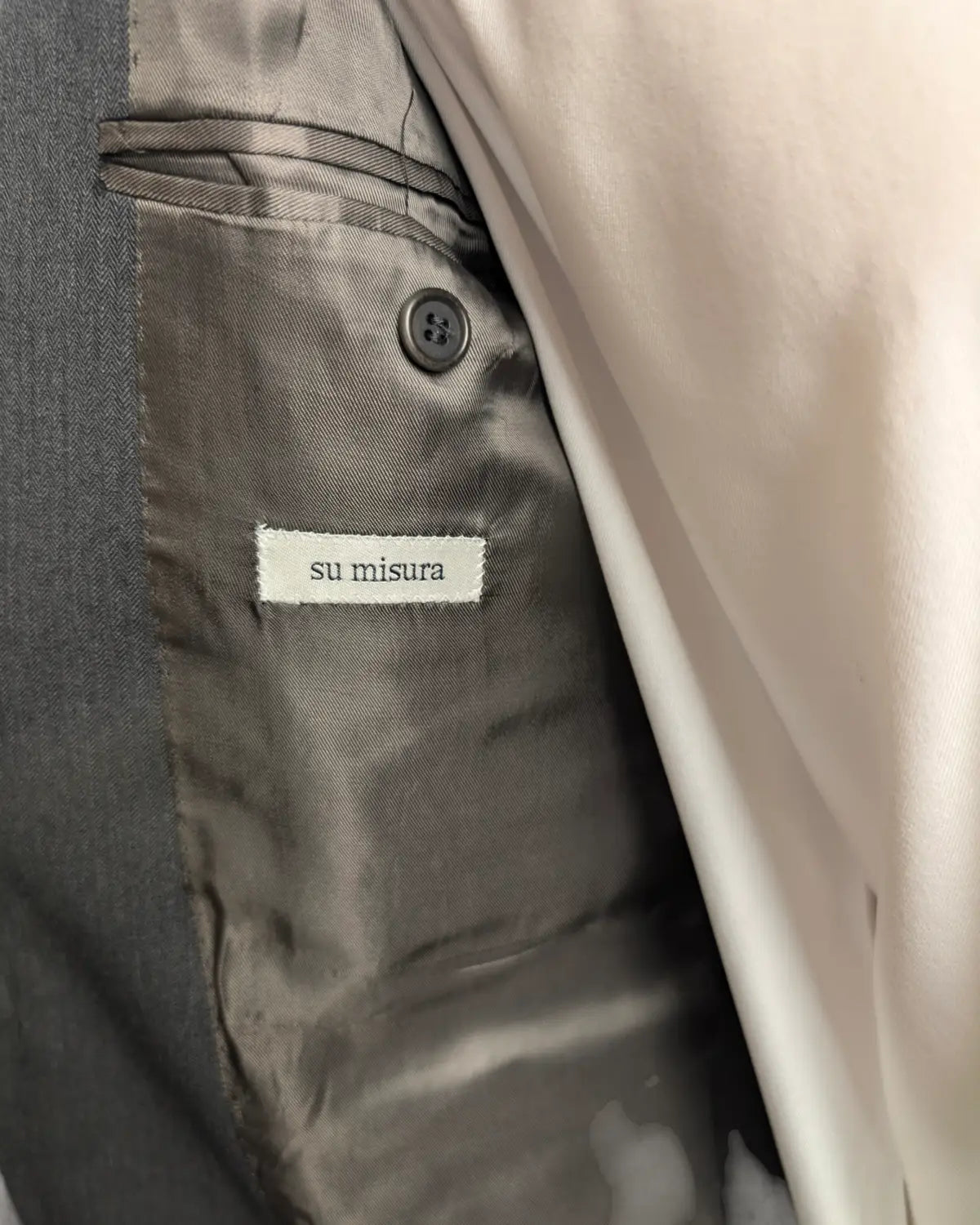 Su Misura Etikett in einem Herrensakko aus Tollegno 1900 Stoff
