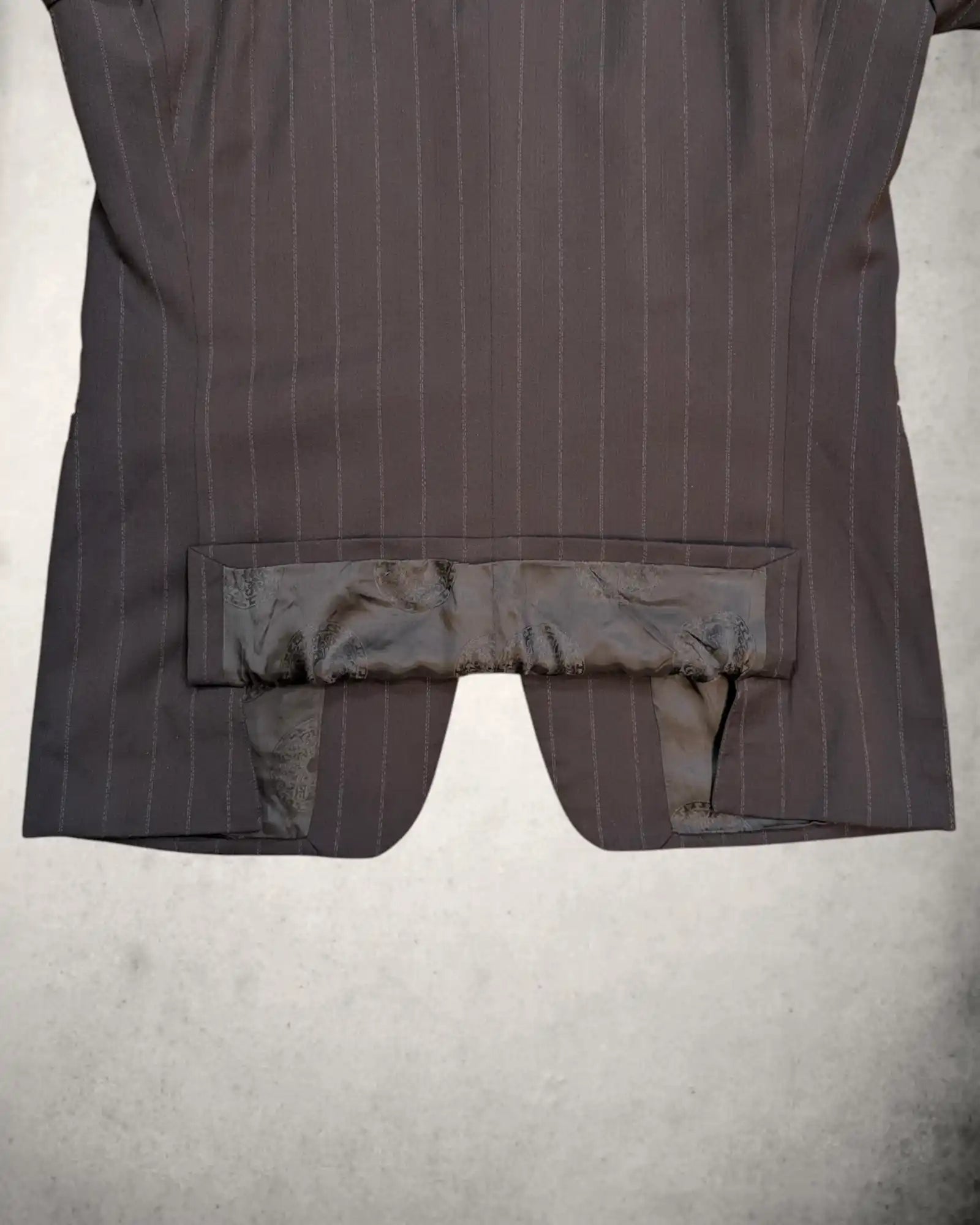 Seitenschlitz eines Versace Herrensakkos