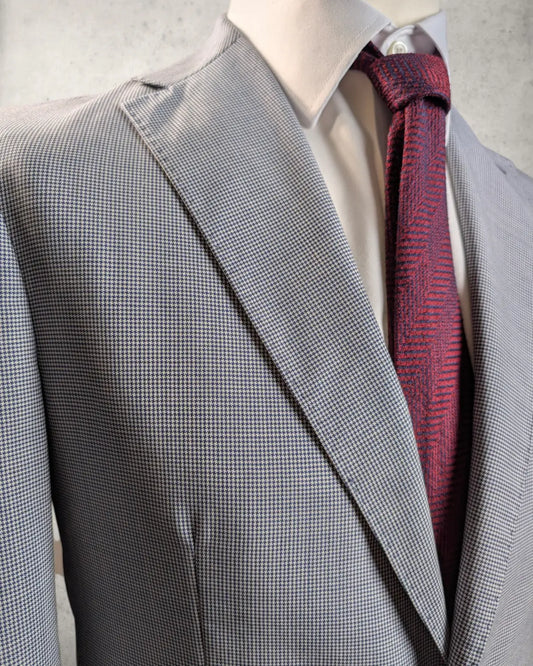 Revers eines Sommersakkos mit Hahnentritt-Muster in weiß-blau von Vitale Barberis Canonico