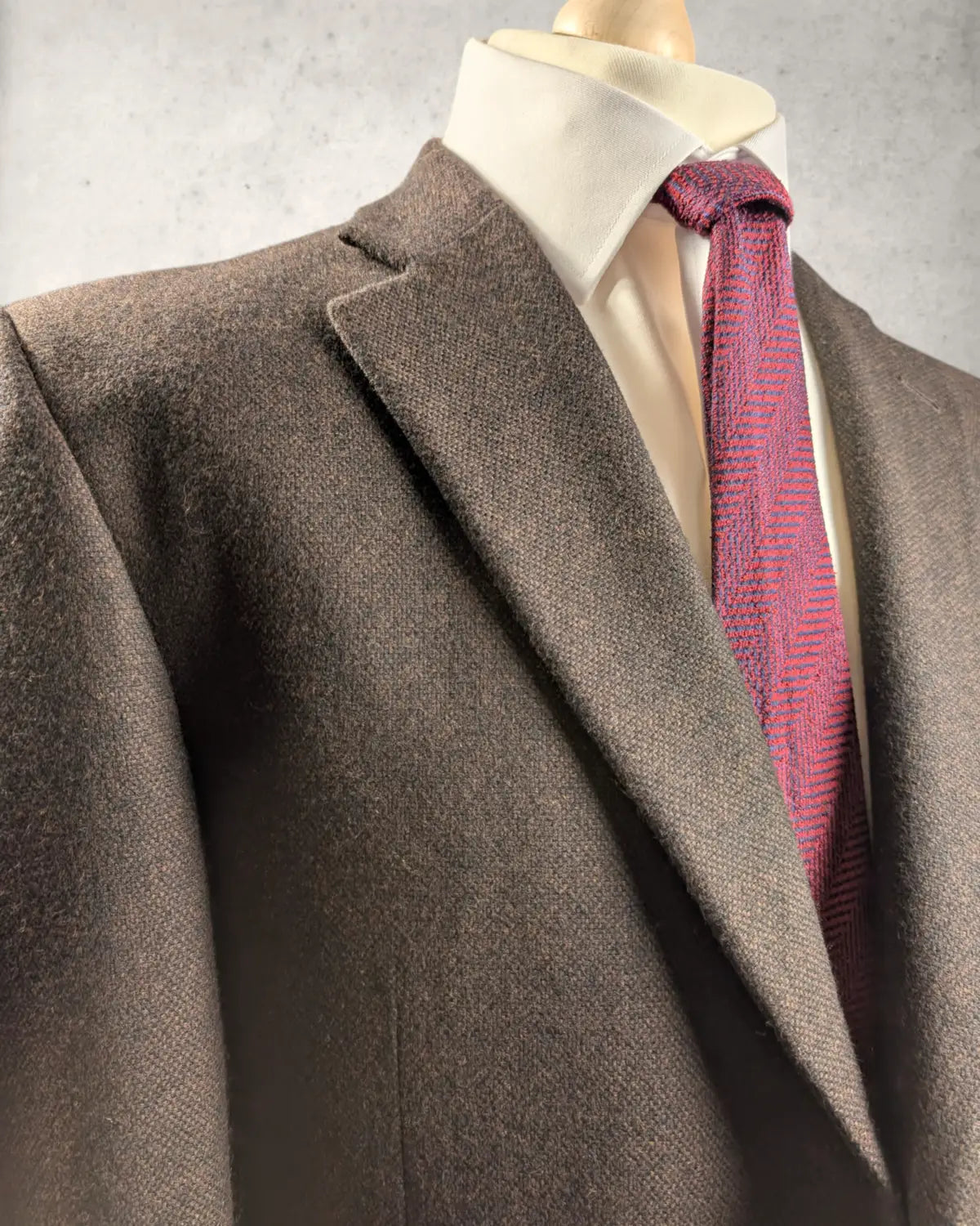 Nahaufnahme Revers und Stoffstruktur braune Merinowolle Pancaldi & B