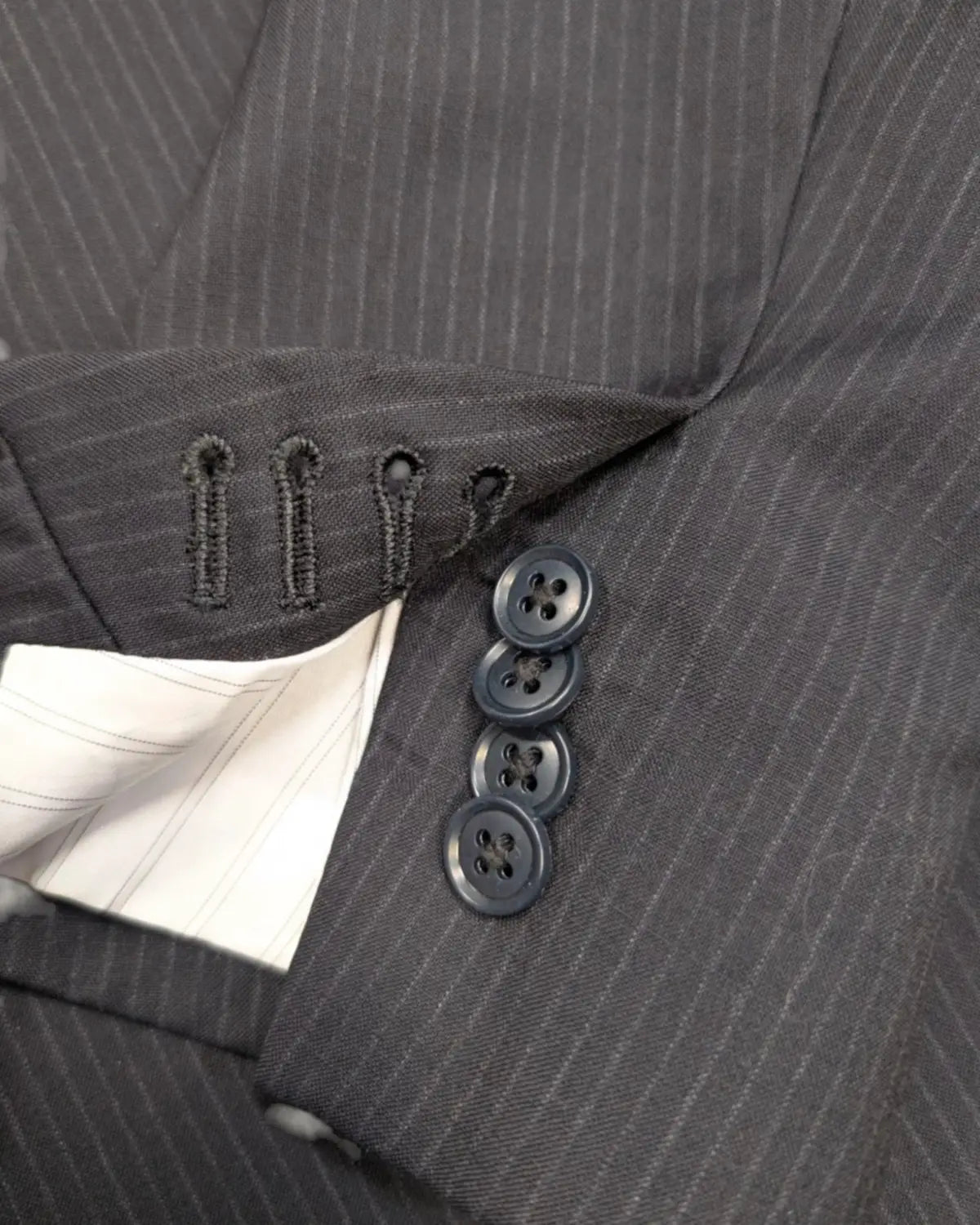 working Cuffs eines Nadelstreifenanzugs von Fellini aus Loro Piana Zelander Dream Merinowolle