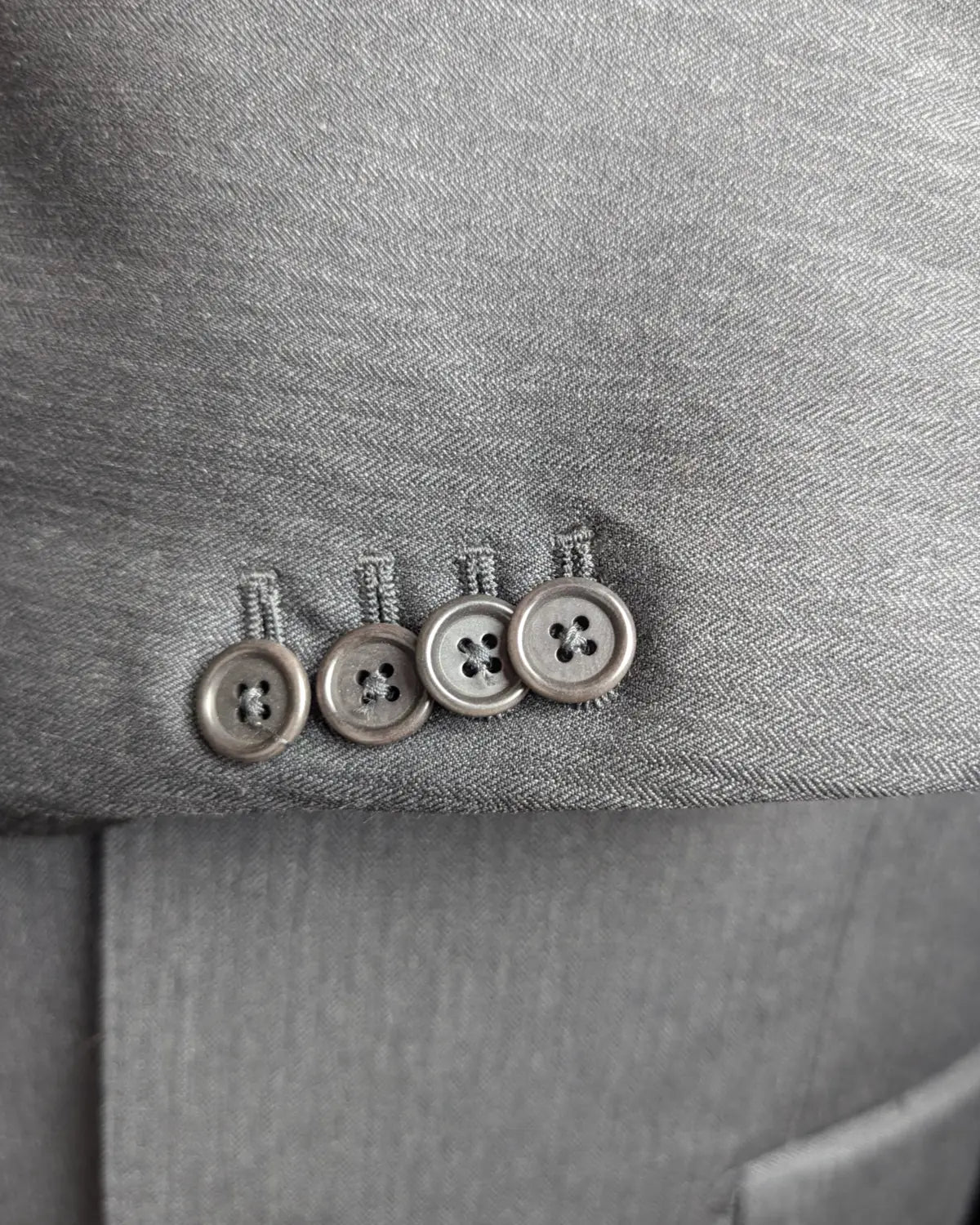 Funktionelle Ärmelknöpfe eines Su Misura Herrensakkos in Anthrazit