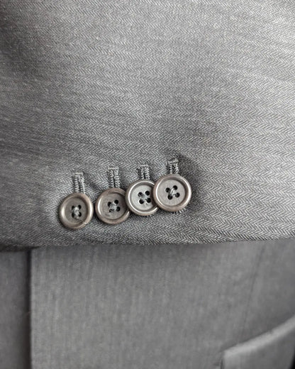 Funktionelle Ärmelknöpfe eines Su Misura Herrensakkos in Anthrazit