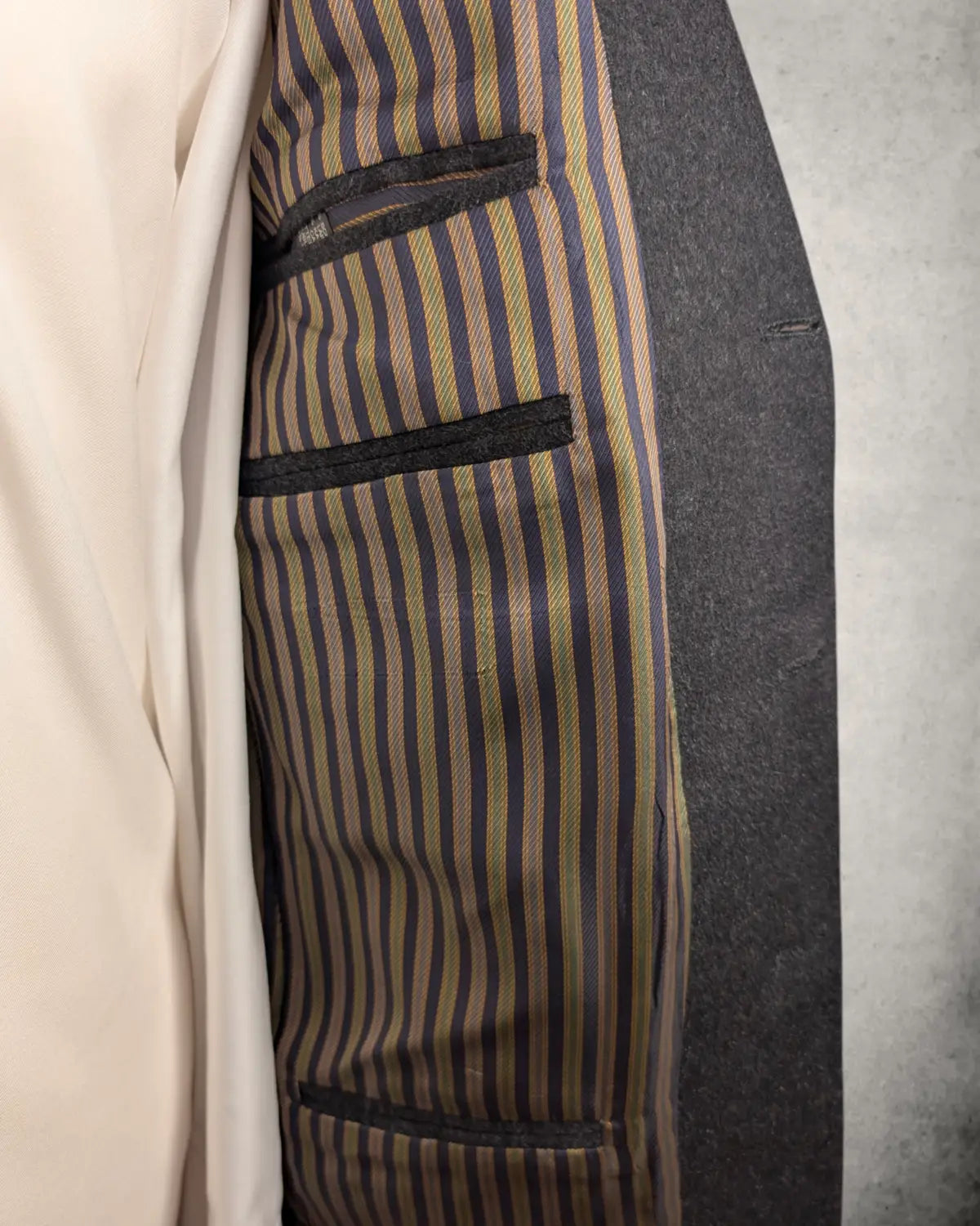 Innenansicht eines Kaschmir Herrensakkos in Grau