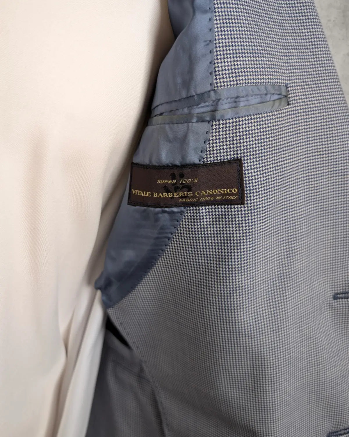 Vitale Barberis Canonico Etikett in einem leichtem Sommersakko von Facis