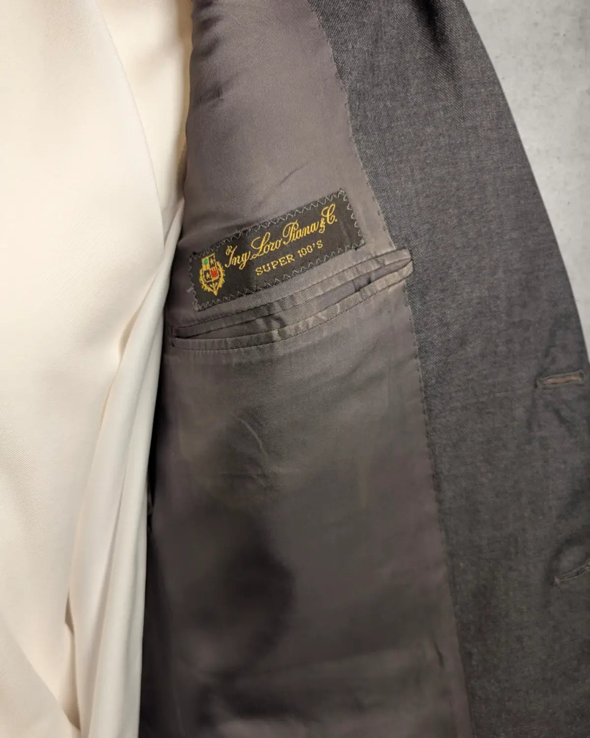 Loro Piana Etikett in einem Herrensakko von Raffaele Caruso aus reiner Wolle